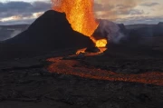 世界上最大的火山岛在哪里？它的地形有什么特殊之处？