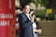 黄宏卸任八一厂厂长后首亮相 笑容满面