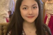 李湘王岳伦带女儿英国逛街被质疑出轨，李湘带女儿逛街被质疑出轨