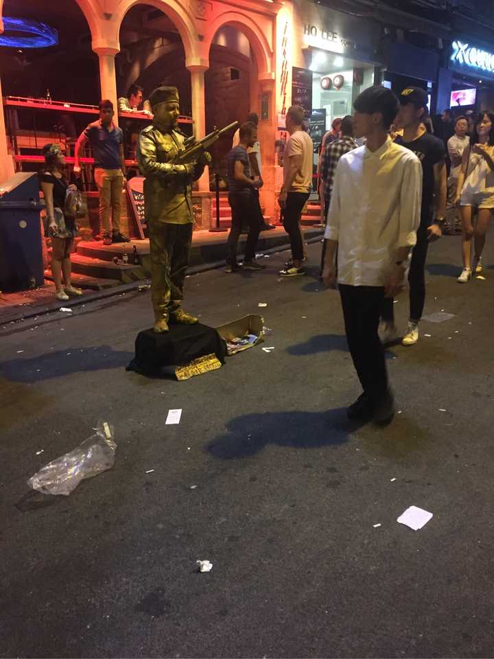 酒吧气氛员要求_酒吧服务员_汽车索赔员跟服务顾问哪个岗位好