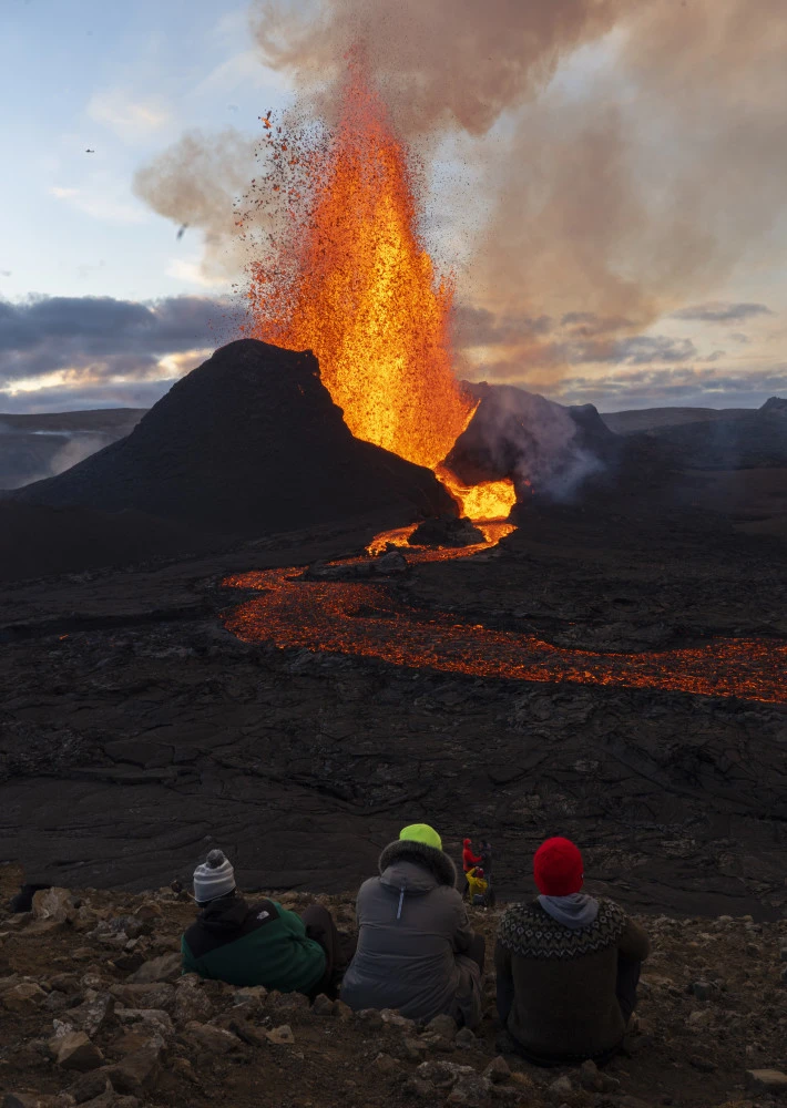 世界上最大的火山岛在哪里？它的地形有什么特殊之处？