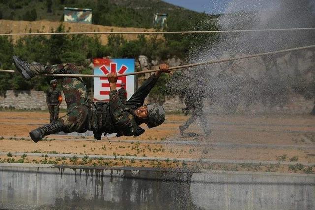 09年国际特种兵竞赛，河南小伙破世界纪录，打败欧美13支特种部队