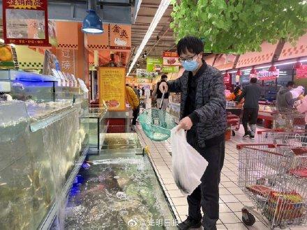 上海大润发奉贤店恢复线下营业 两小时接待顾客超1000人