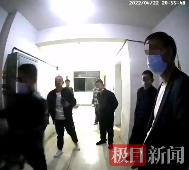 小区业委会主任遭物业人员暴力踹门，此前物业已被解聘