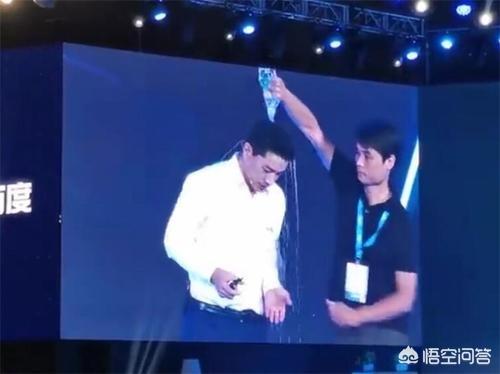 百度CEO李彦宏现场演讲，为什么会被泼水？