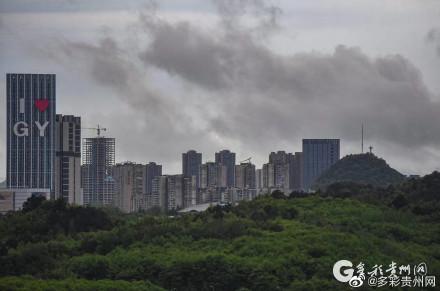 贵阳突然乌云压顶雷电，大雨，可能还有冰雹……