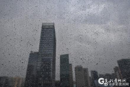 贵阳突然乌云压顶雷电，大雨，可能还有冰雹……