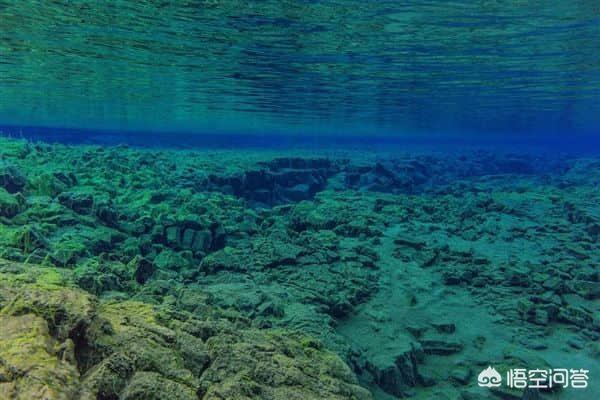 世界上最深的地方是马里亚纳海沟，那么马里亚纳海沟底部还能往下吗？是不是到地心了？