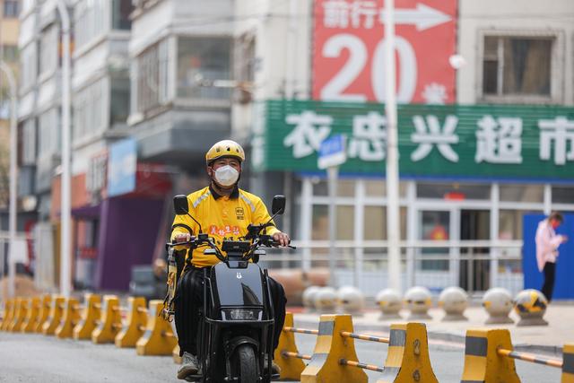 特别聚焦丨奶茶、麻辣烫、小烧烤……外卖骑手大量复工！“外卖生活”回来了