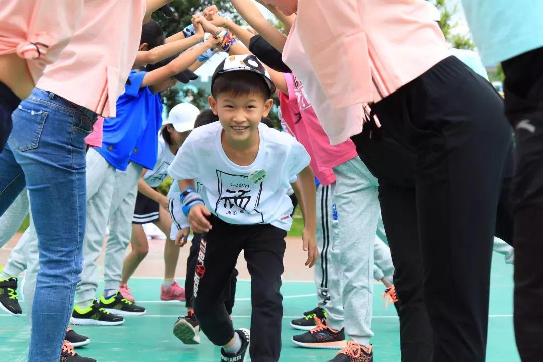 安踏冠军龙服广告_安踏广告语_安踏永不止步广告