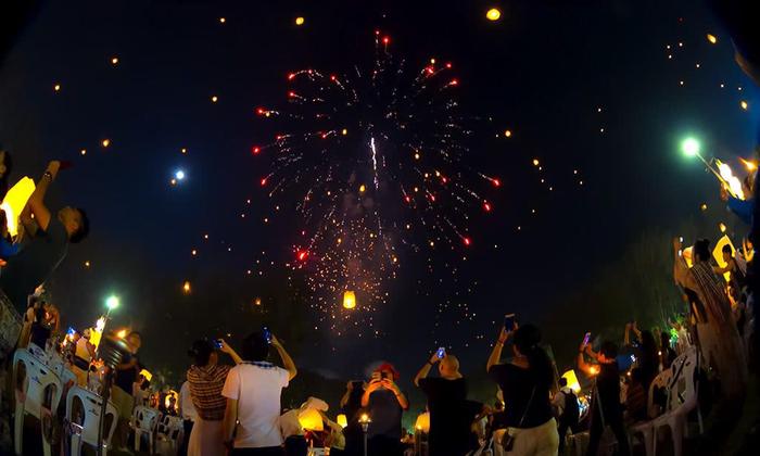 泰国举办“情人节”，孔明灯腾空照亮黑夜，谁还记得中国元宵节？