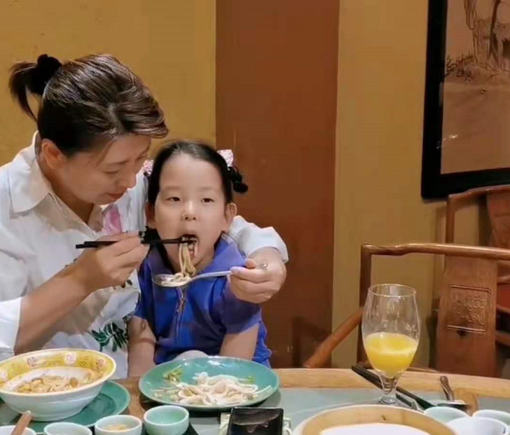 闫学晶抱着4岁女儿喂饭，被冯巩认成祖孙俩，当场秒变脸气氛尴尬