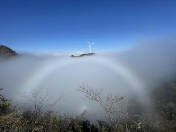 雾霭流岚虹霓_雾霭流岚虹霓象征什么_雾霭流岚